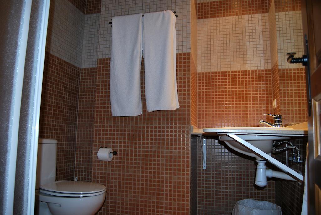 La Piedra Del Mediodia Hotel Cirat Room photo