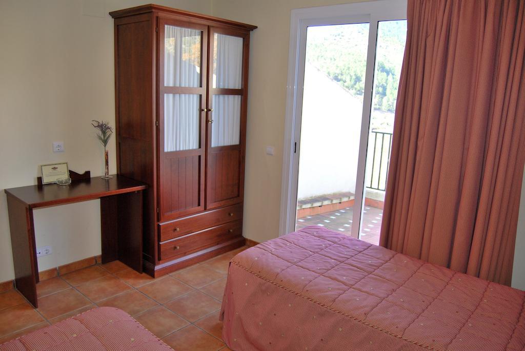 La Piedra Del Mediodia Hotel Cirat Room photo